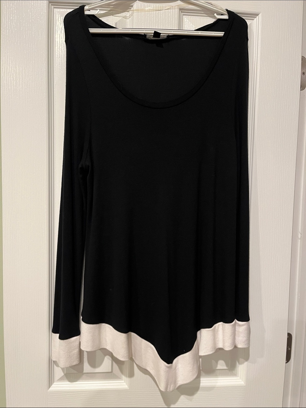 INC International Concepts Black Long Sleeve Scoop Neck Top with Ivory Hem